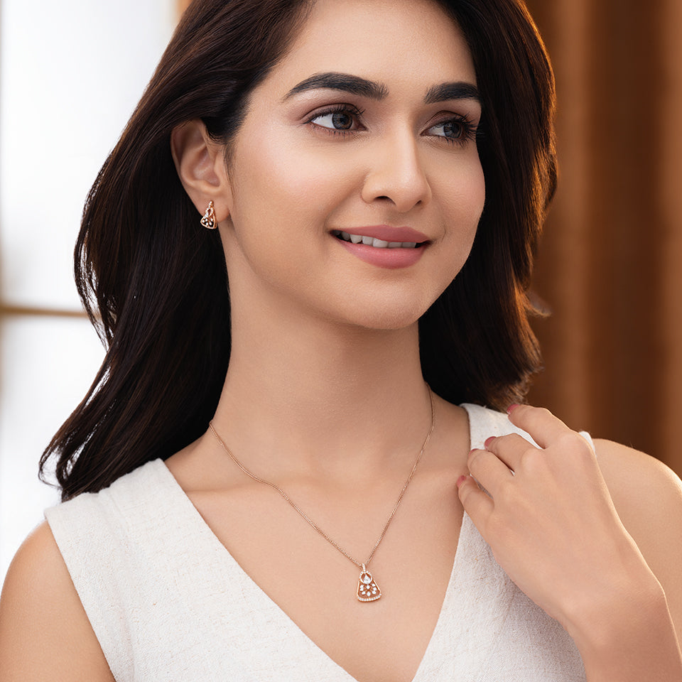 Luminous Crest Diamond Chain Pendant