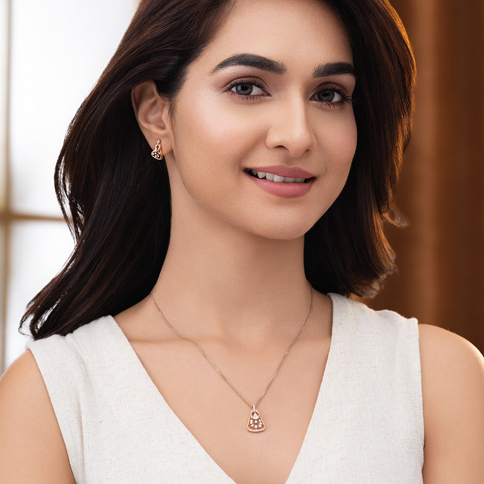 Luminous Crest Diamond Chain Pendant