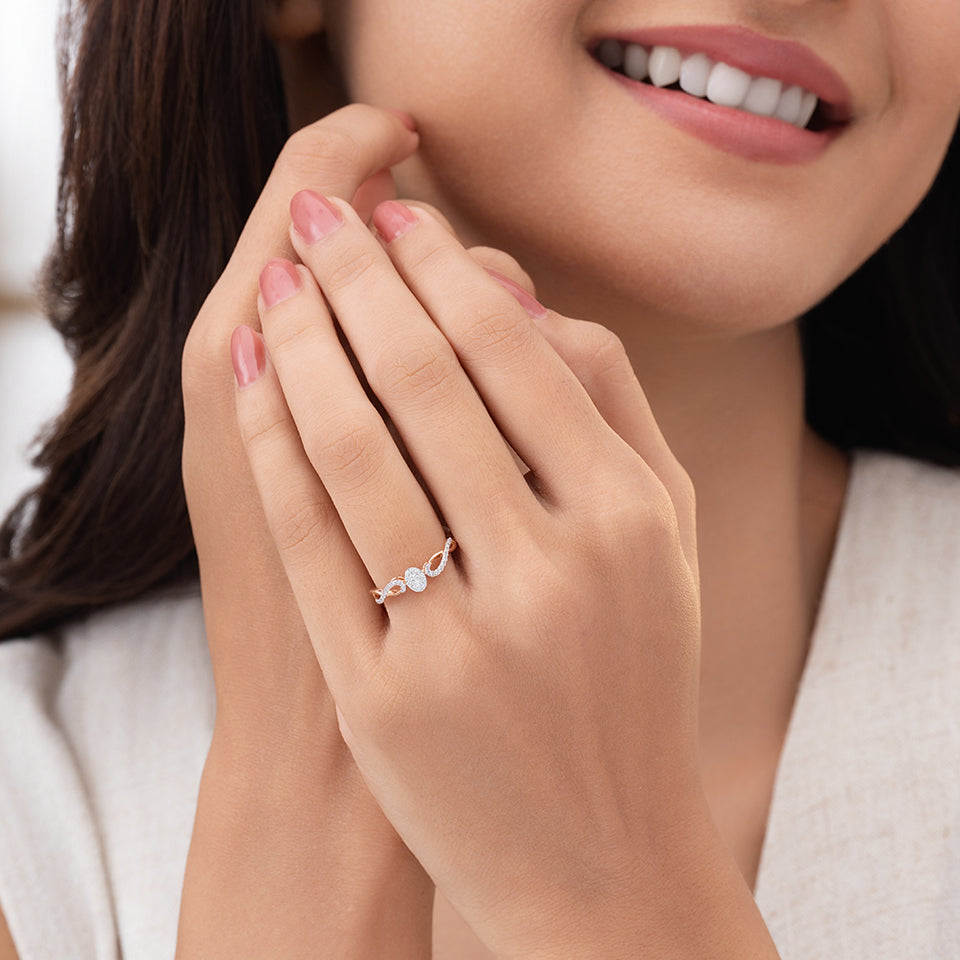Glittering Ribbon Diamond Finger Ring