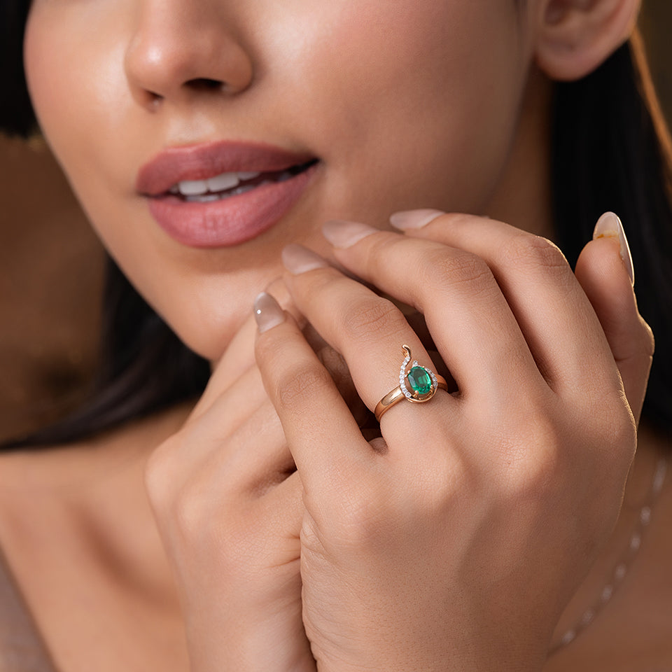 Emerald Crest Diamond Finger Ring